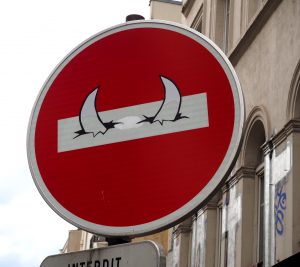 beklebtes Strassenschild