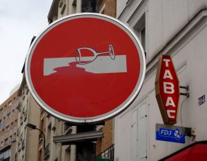 beklebtes Strassenschild