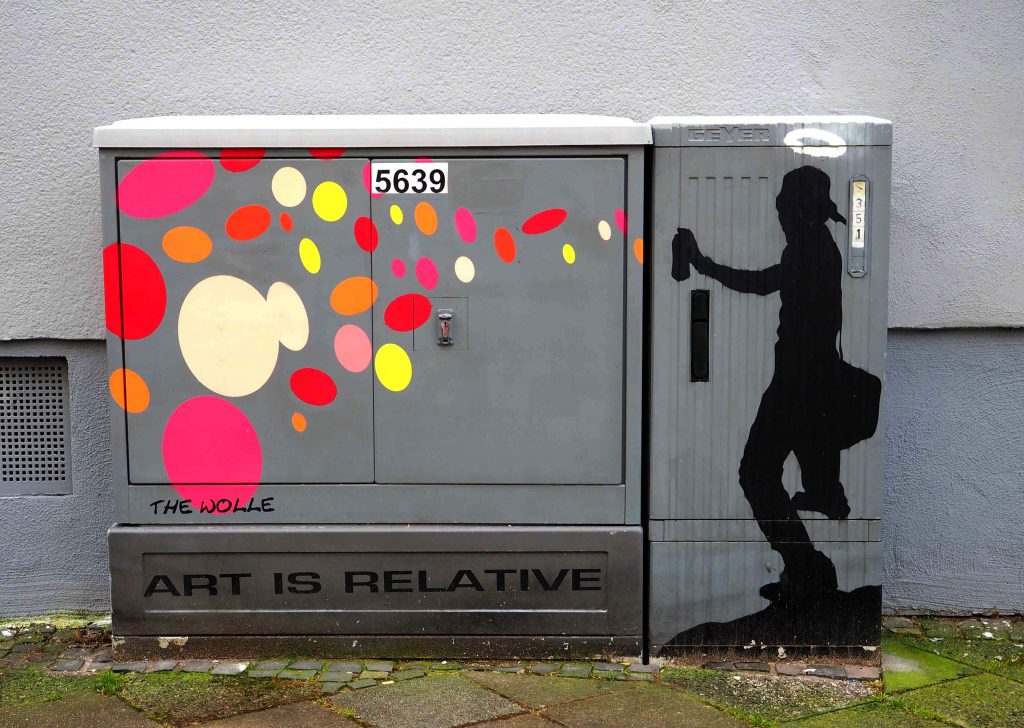 ein mit einem Sprayer bemalter Stromkasten