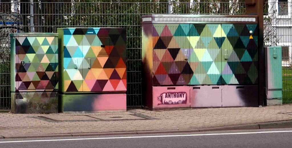 ein bemalter Stromkasten von Anthony