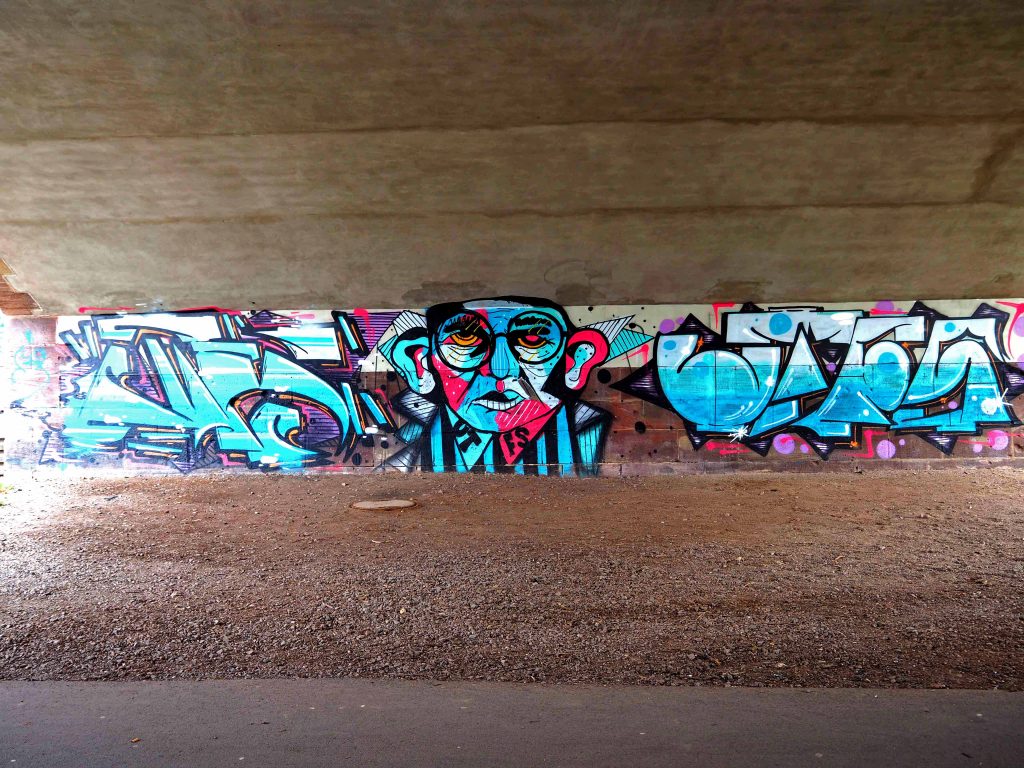 zwei Namens Tags und ein Gesicht in der Mitte