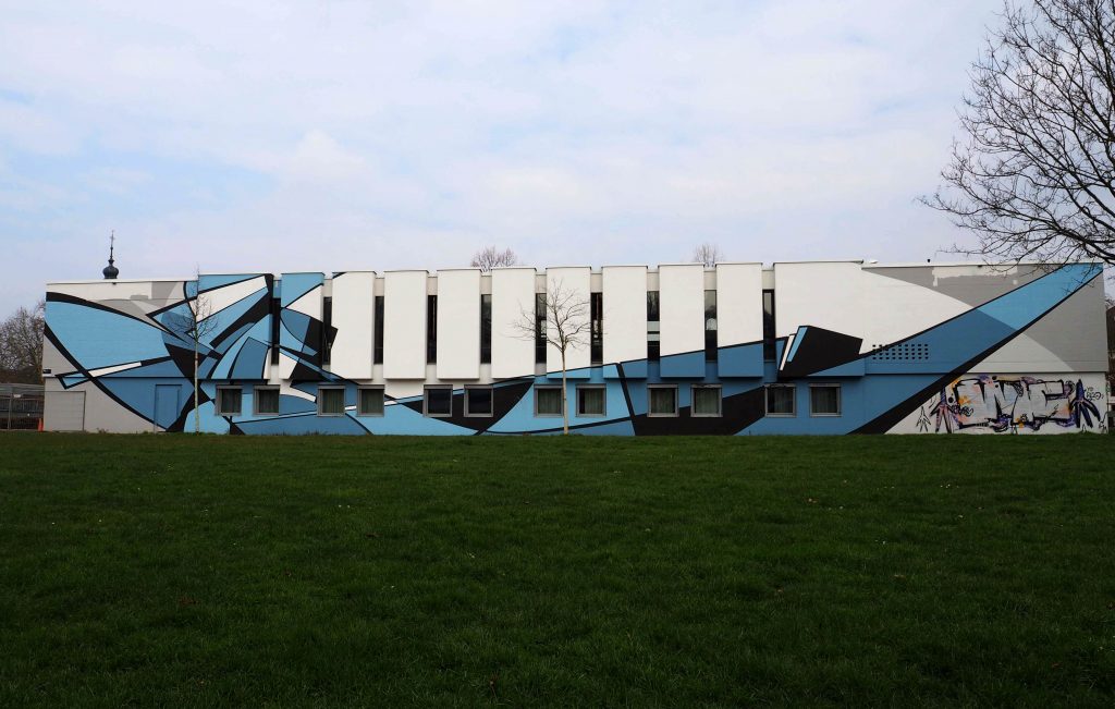 Riesiges Mural von Reso, dass aussieht wie ein Boot.