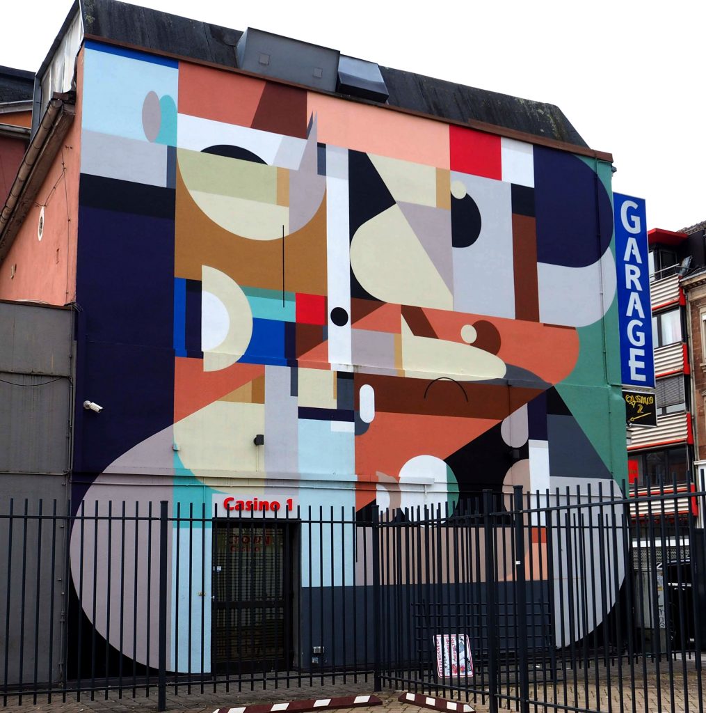 riesige geometrische Muster prangen an der Wand