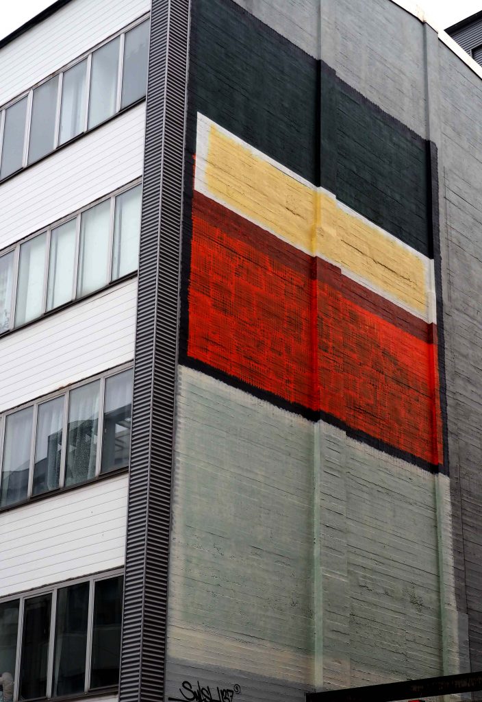 Smash137 hat riesige Farbbalken auf die Wand gebracht