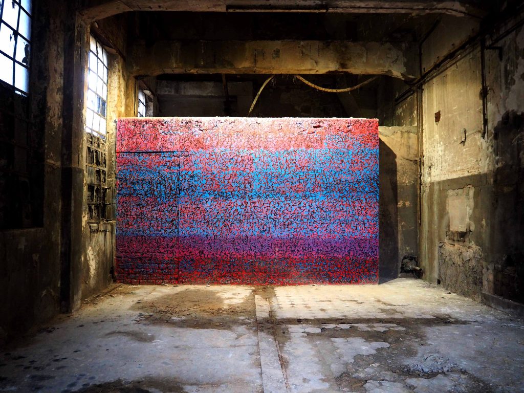 Rot und blau, beleuchtetes Bild von Tanc in einer Halle.