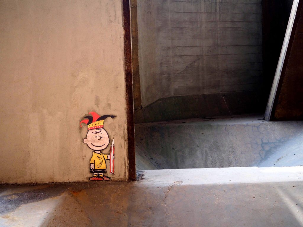 Charly Brown mit Narrenkappe und Bleistift, ein Paste-up von Thomas Baumgärtel