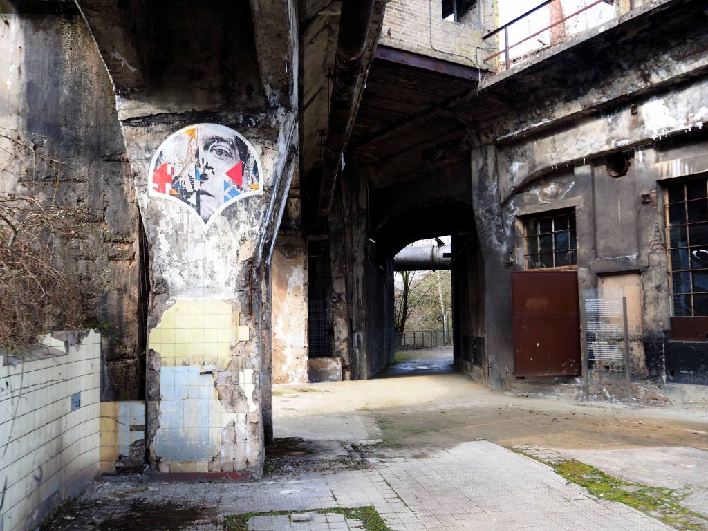 Ein Sticker von Les Francs Colleurs klebt an einem Pfeiler