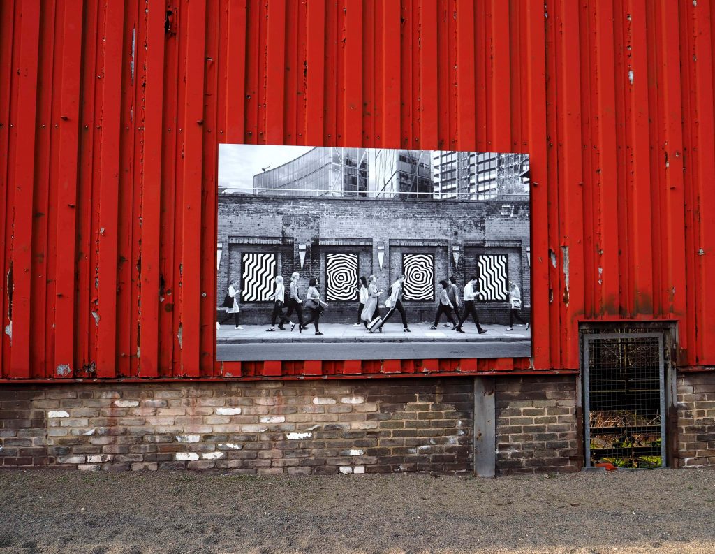 Jordan Seilers Foto auf roter Wand.