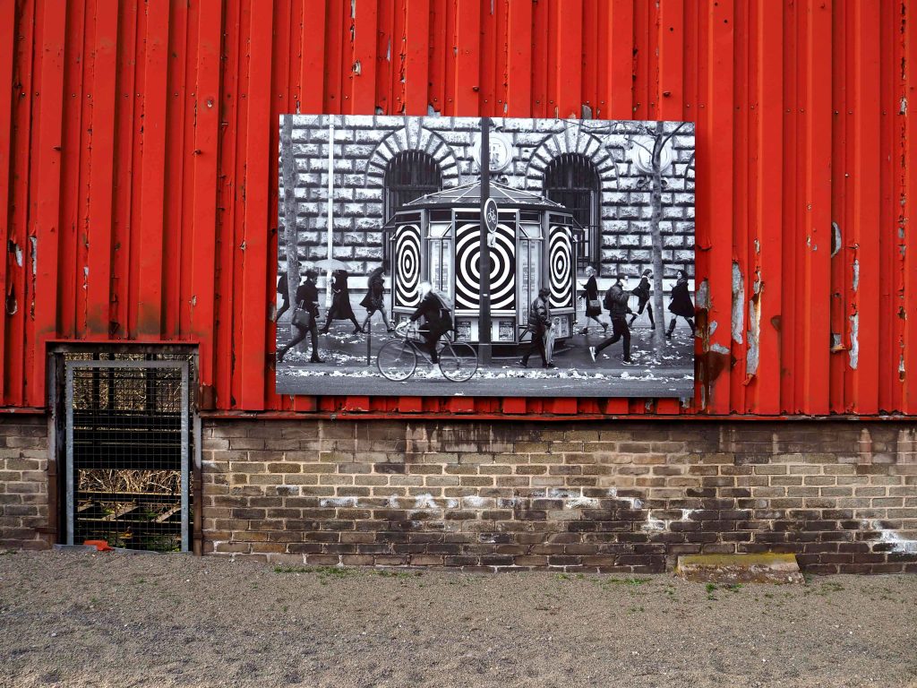 Das Foto zeigt vor rotem Hintergrund ein Foto von Jordan Seiler.