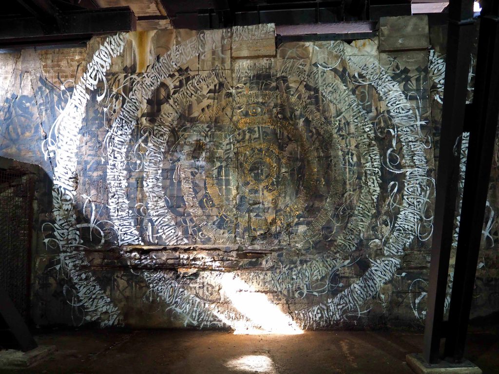 Ornamente von Tarek Benaoum die wie ein Auge aussehen.