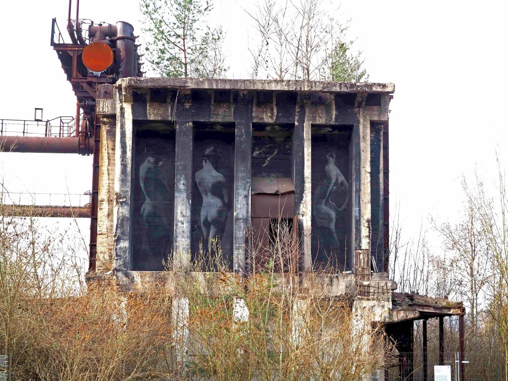 Rücken-und Seitenakte auf schwarzem Grund von YZ.