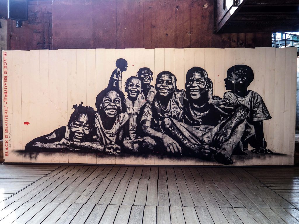 Stencil von Jef Aérosol dass eine Gruppe von Kindern zeigt