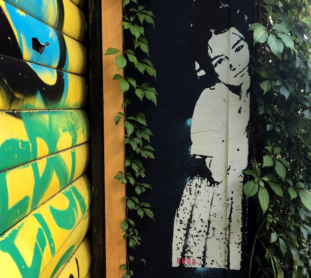 ein Mädchen im wilden Wein