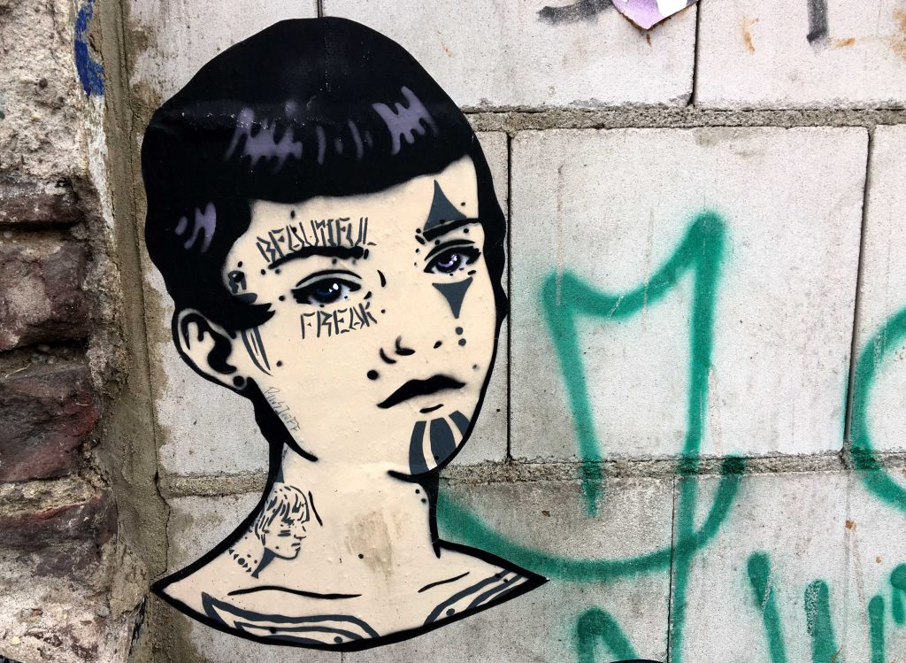 tätowiertes Mädchen