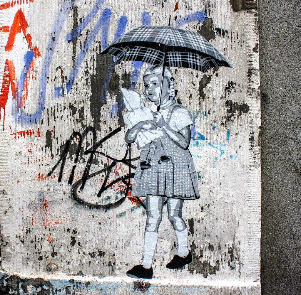 ein Mädchen mit eine Regenschirm