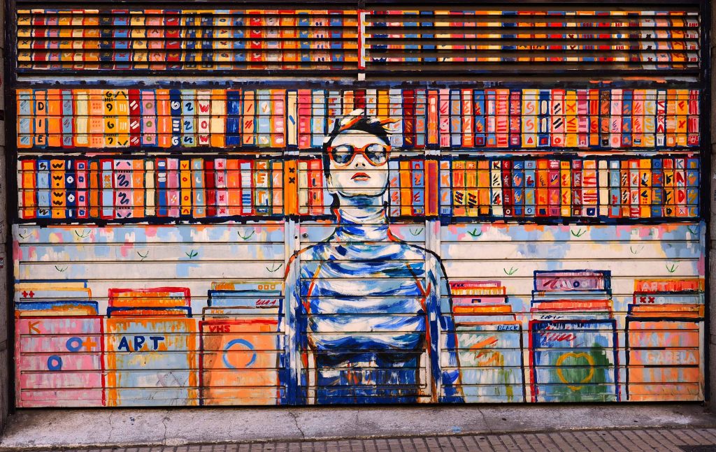 eine Frau steht vor einem Bücherregal
