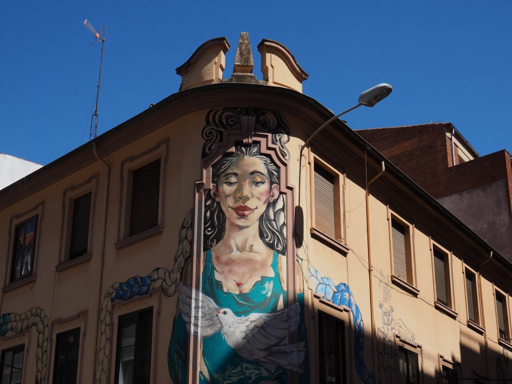 ein Frauenbild schmückt eine Hausecke