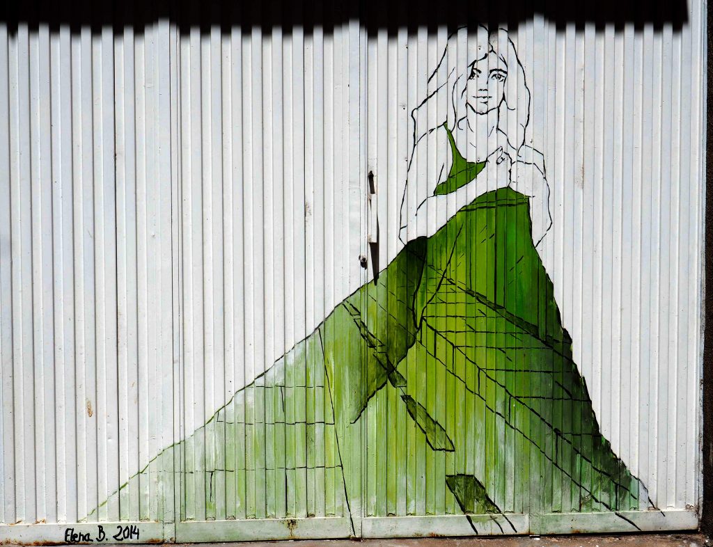 eine Frau mit einem grünen Straßenkleid