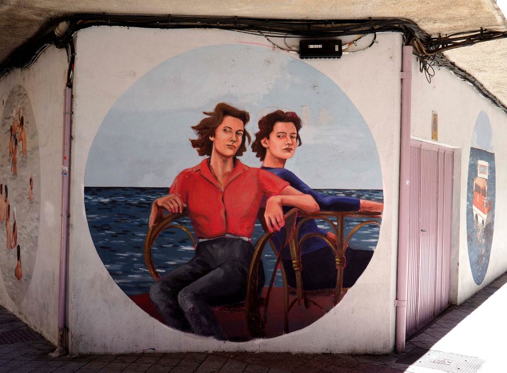 zwei Frauen sitzen auf Stühlen am Meer