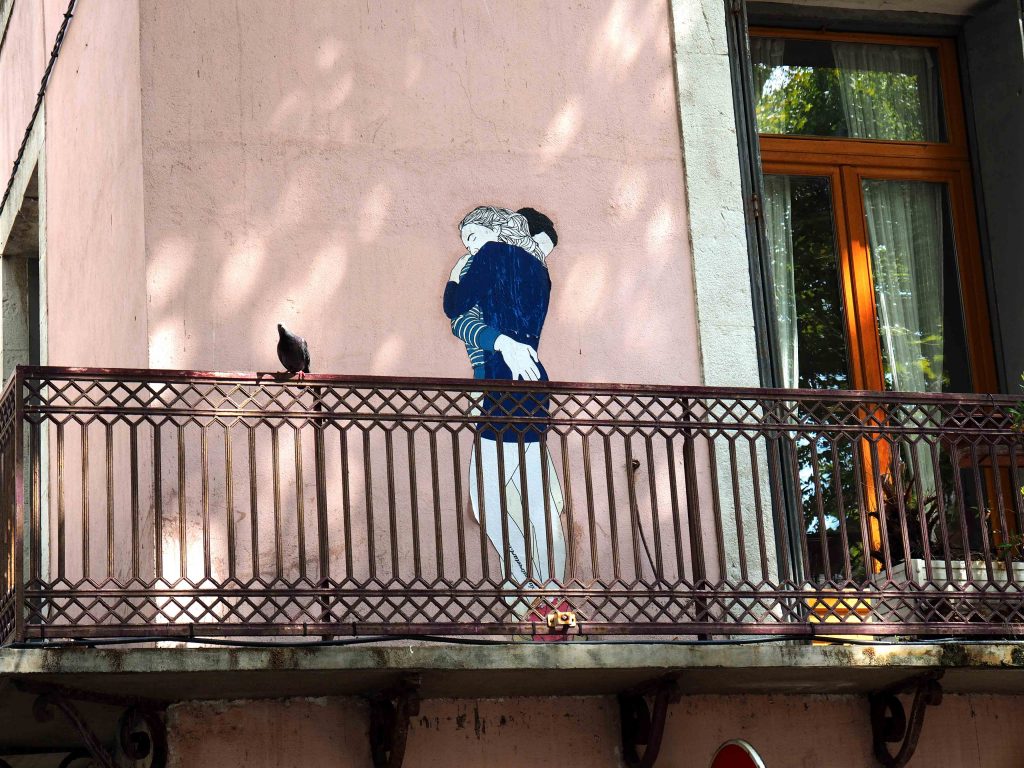 Liebespaar auf Balkon