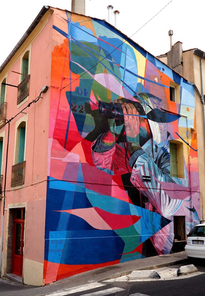 Mural mit Mann und Fernglas