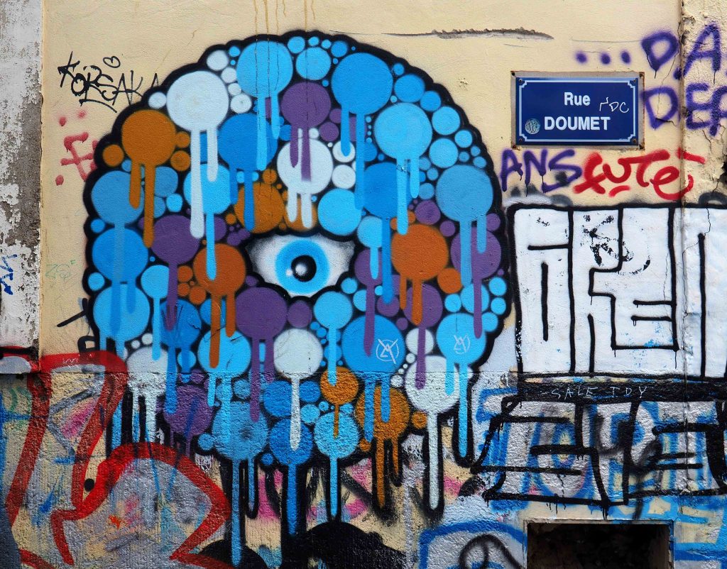 Kreistund mit Punkten und Auge in der Mitte