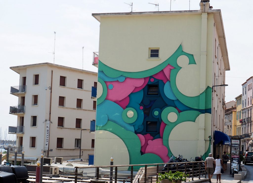 Mural in grün, blau und pink