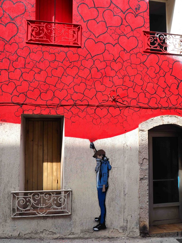 Junge sprüht Herzen