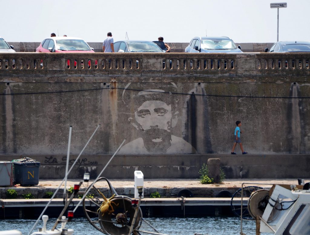 Mann an der Kaimauer