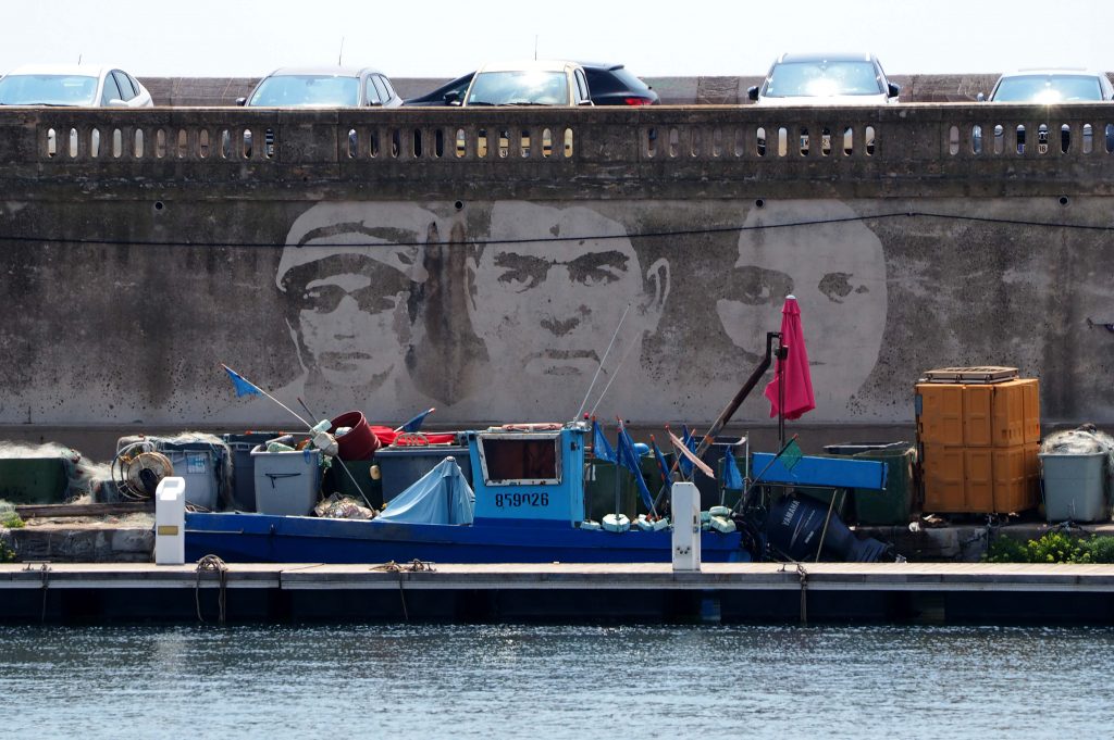 Kaimauer mit 3 Portraits