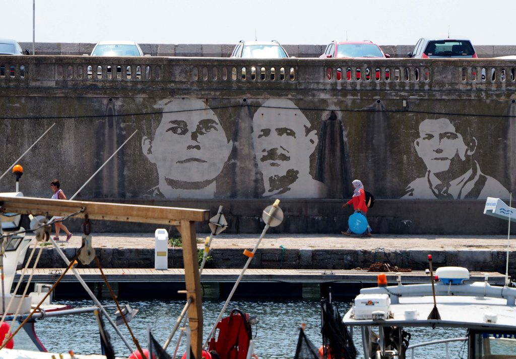 Kaimauer mit 3 Männern