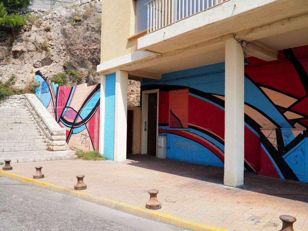 geometrische Muster auf Hauswand am Hang