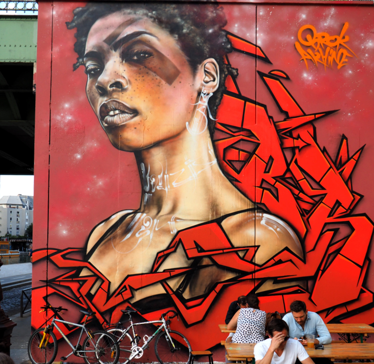 Frau mit rotem Grafitto