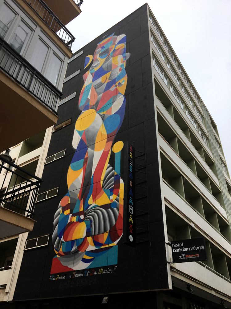 buntes Mural, das einen Frauenakt darstellt, auf schwarzem Grund