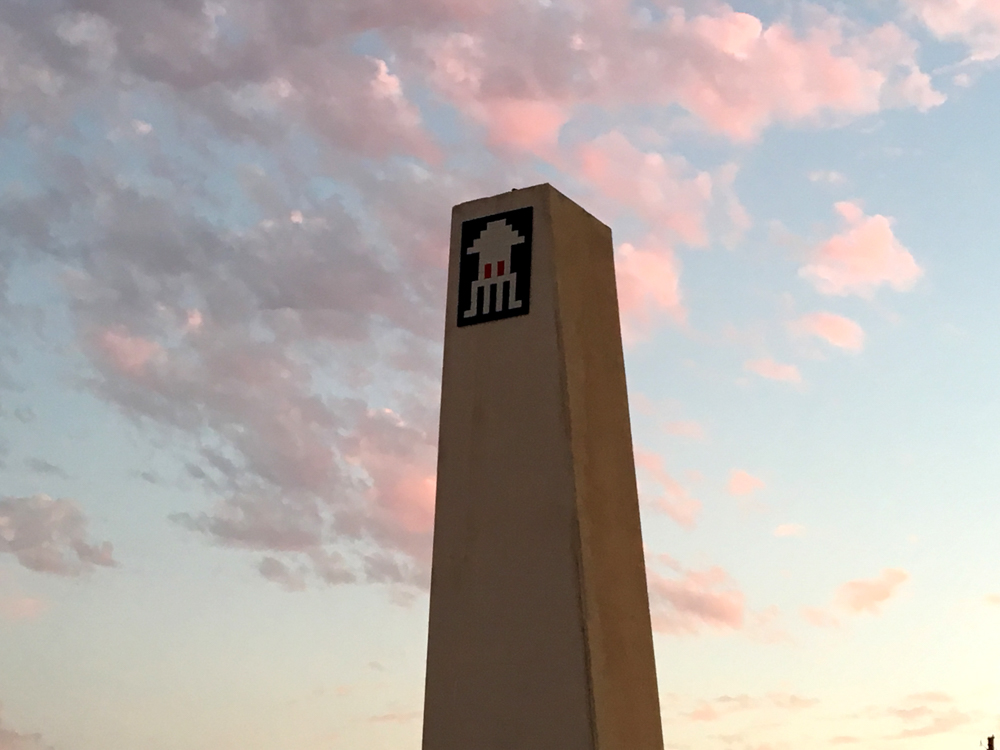 eine Kachelarbeit von Invader auf einer Säule