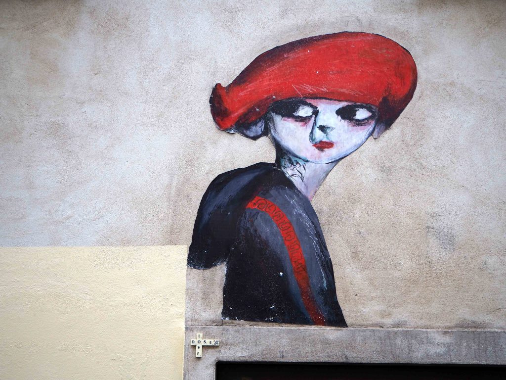 Frau mit roter Kappe