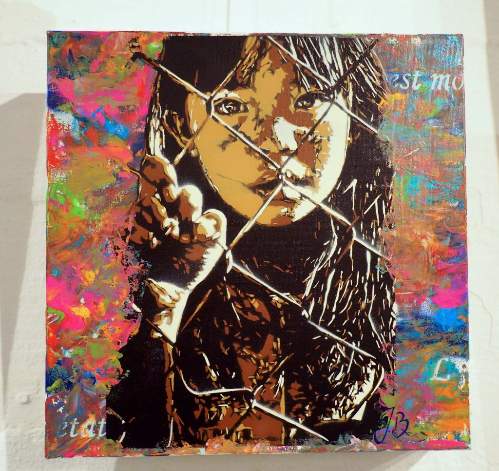 Kind hinter einem Zaun