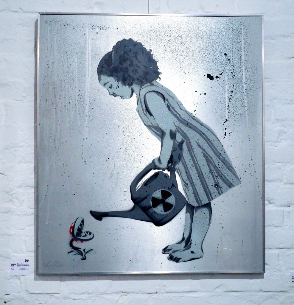 Mädchen gießt radioaktives Wasser auf Fliegenpilzblume