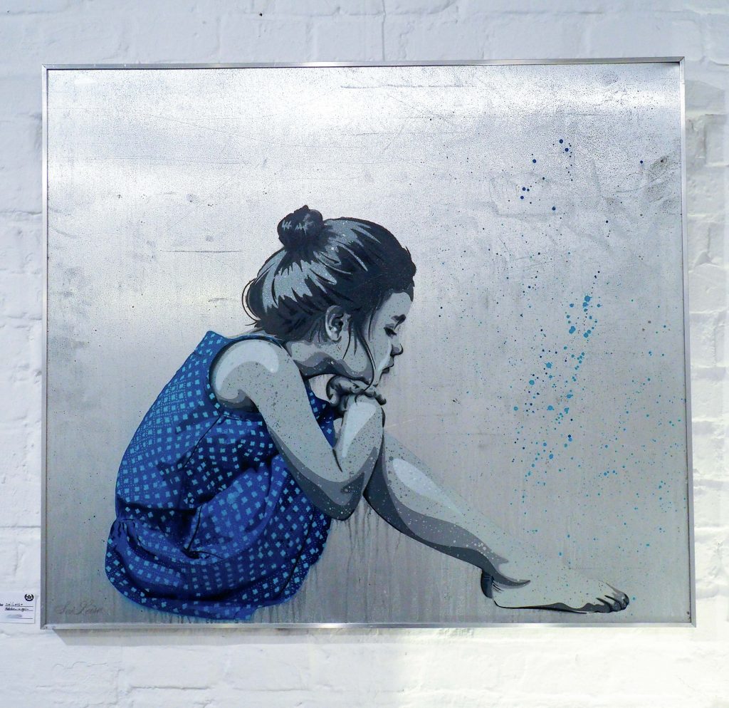 Mädchen mit blauem Kleid