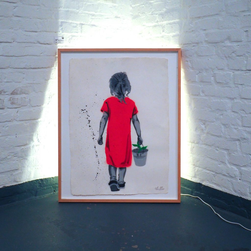 Mädchen mit Pflanze