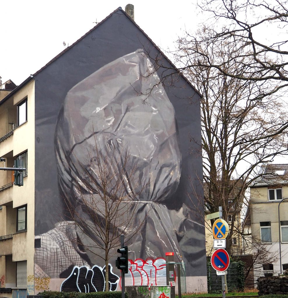 Mensch mit Plastiktüte über dem Kopf
