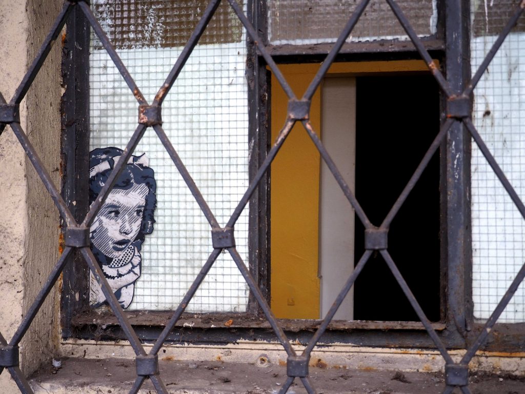 Mädchen auf Fensterscheibe