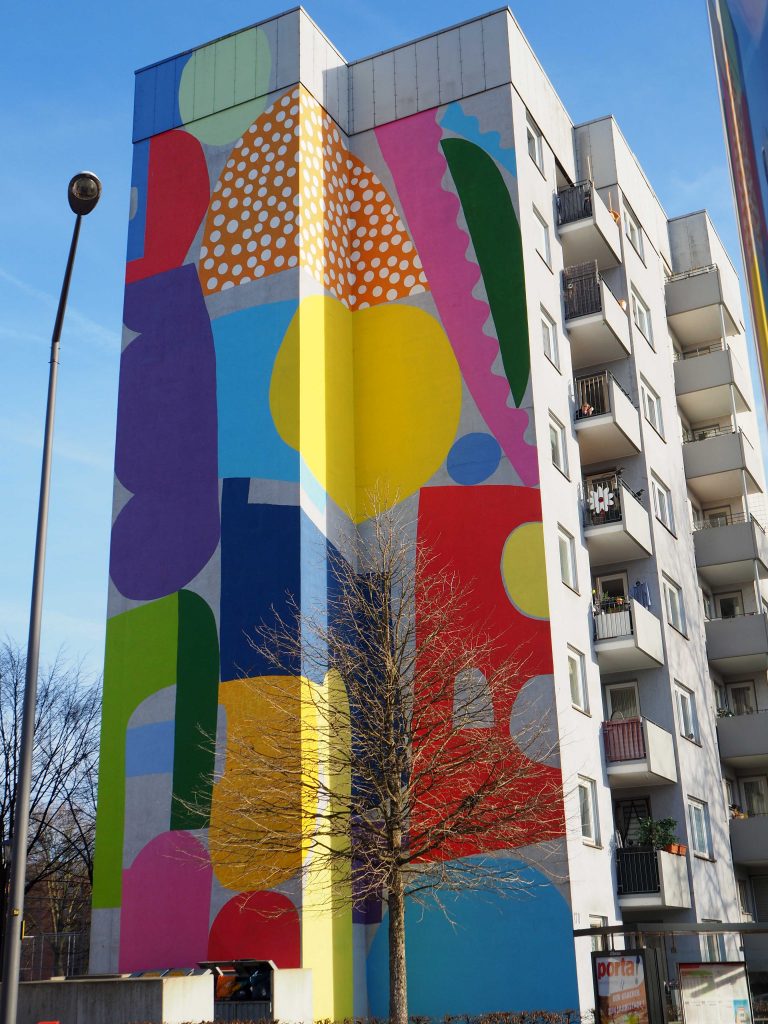 abstrakte Formen auf der Hauswand