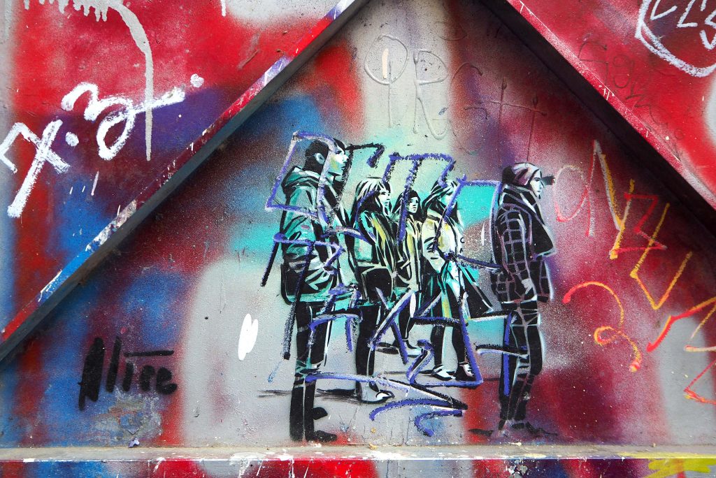 übermaltes Stencil eine Gruppe Jugendlicher