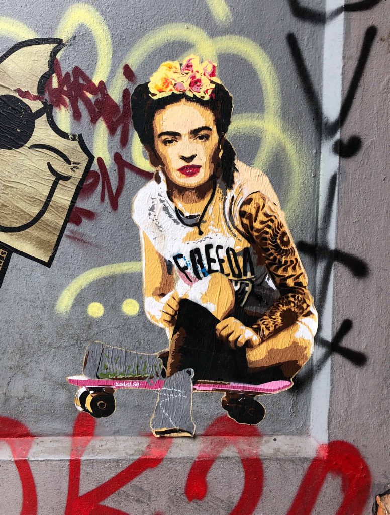 Frida Kahlo auf einem Skateboard