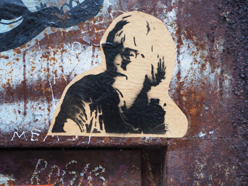 ältere Frau schaut nach links