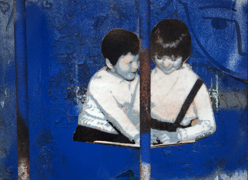 zwei Kinder betrachten ein Bilderbuch