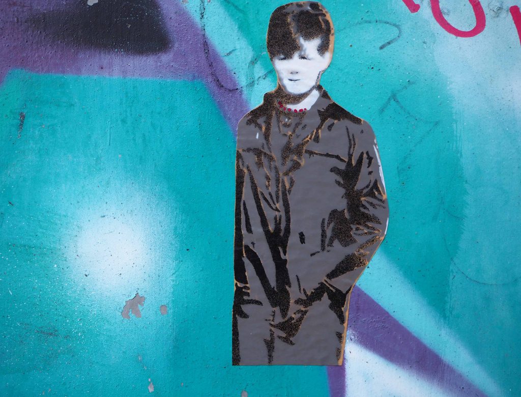 Frau im Nylonmantel mit roter Kette