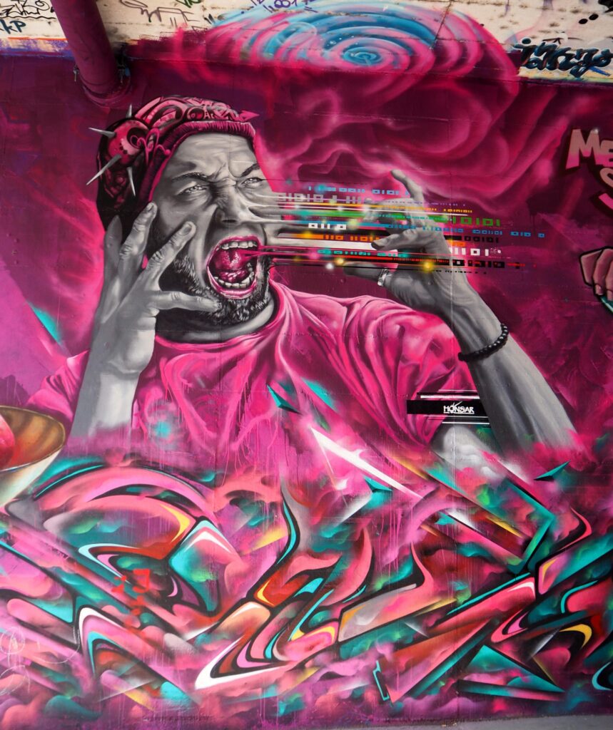 pinker Mann und Graffiti