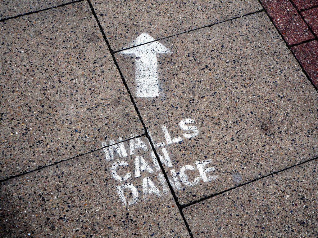 Walls can Dance